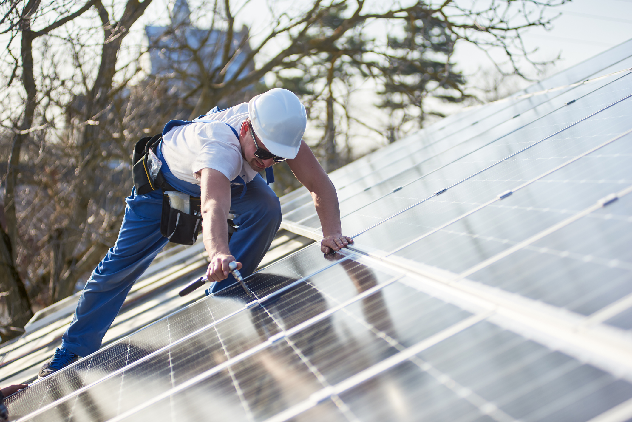 Handwerker auf Dach mit PV-Anlage in Nuglar-St. Pantaleon