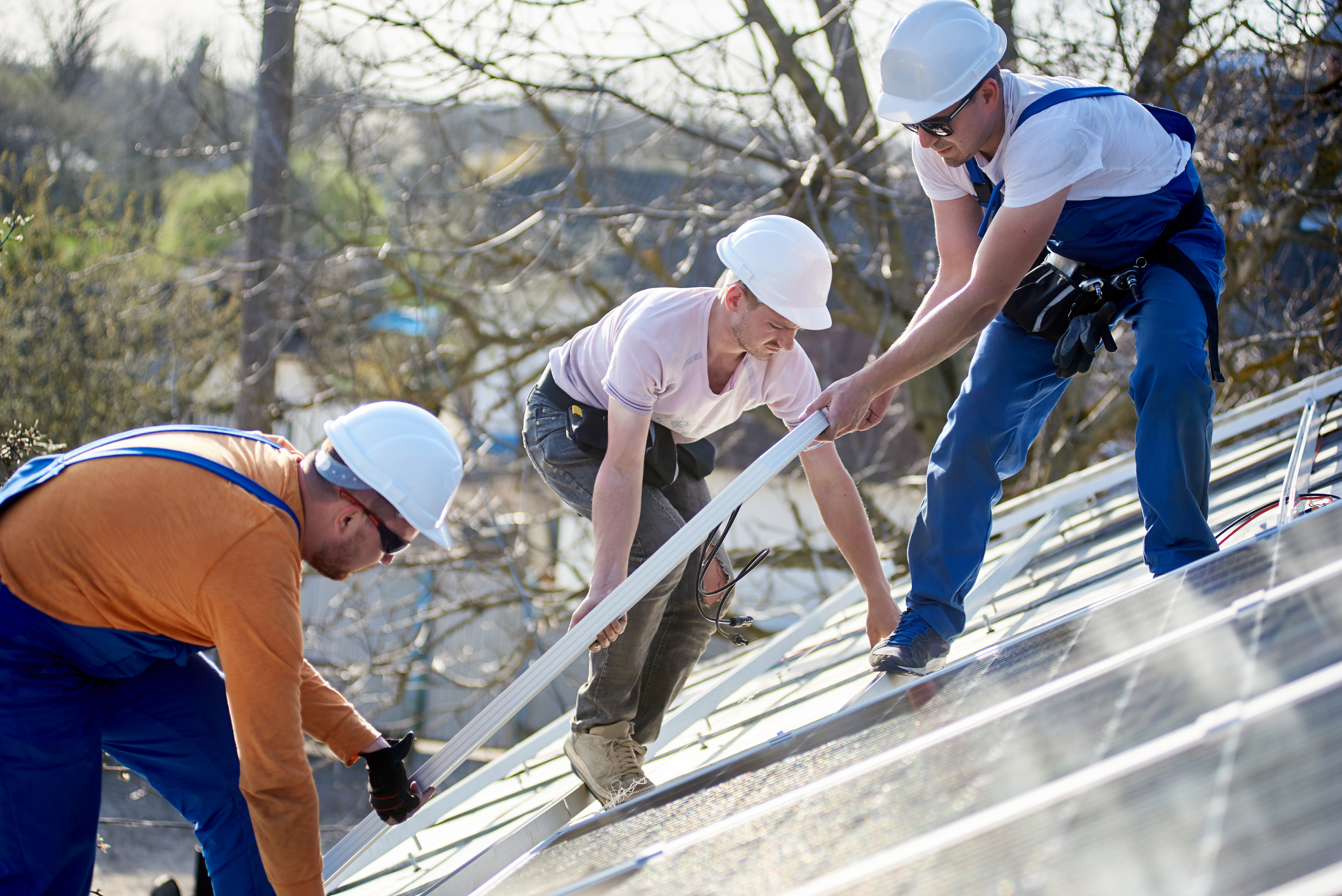 Handwerker auf Dach mit PV-Anlage in Rheinfelden