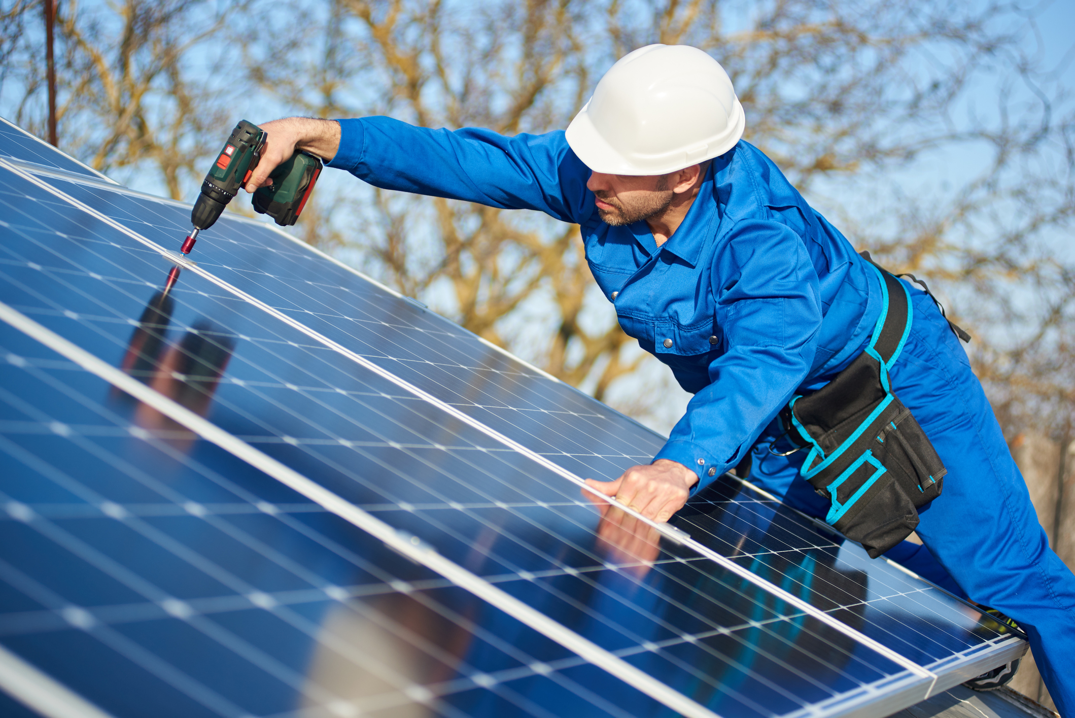 Handwerker auf Dach mit PV-Anlage in Arth