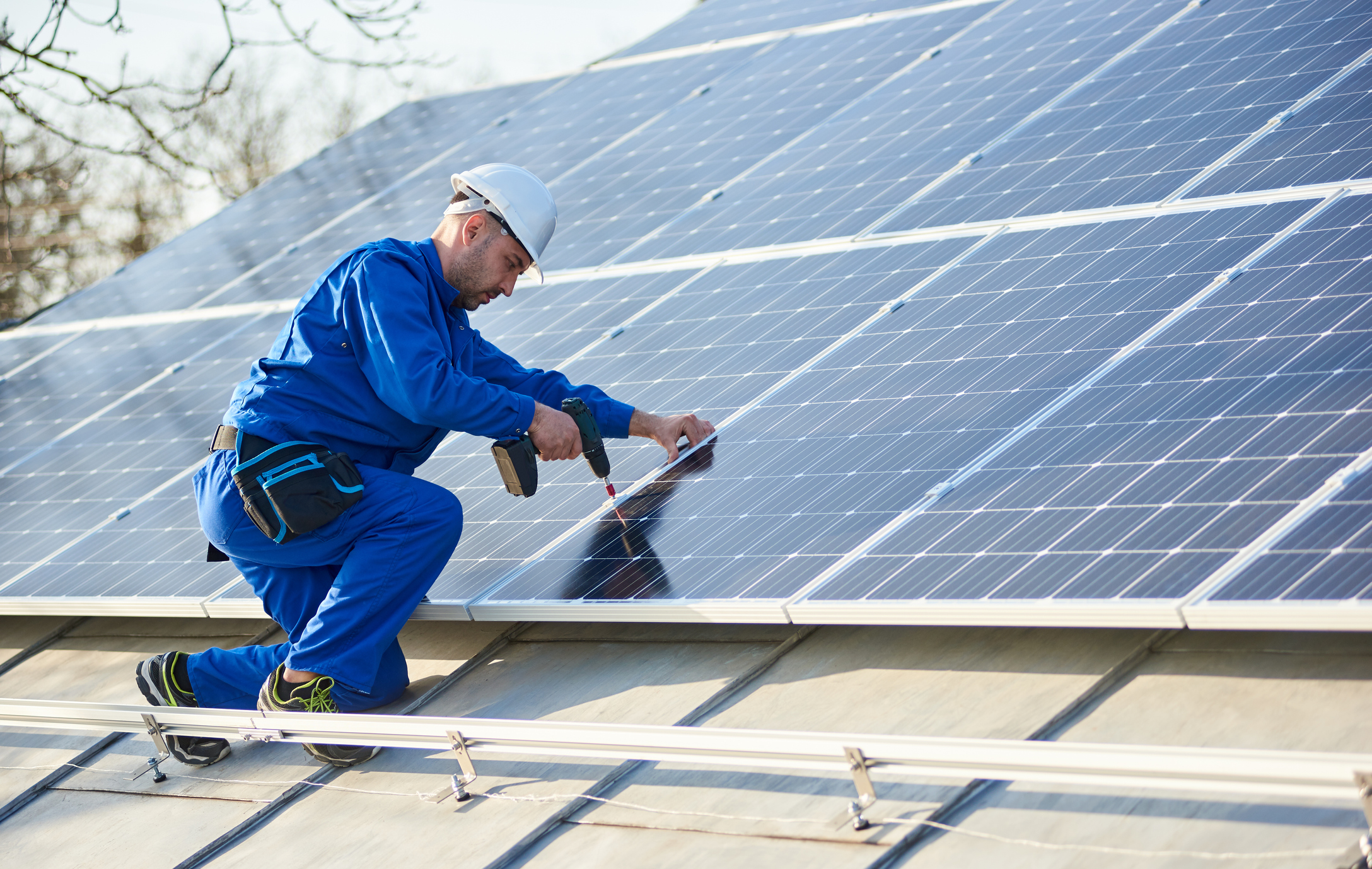 Handwerker auf Dach mit PV-Anlage in Hägglingen