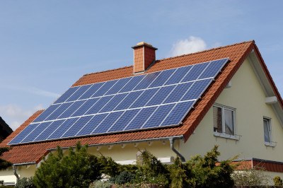 Photovoltaikanlage auf einem Dach eines Einfamilienhauses.