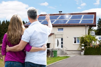 Neue Solaranlage auf dem Dach eines Paars