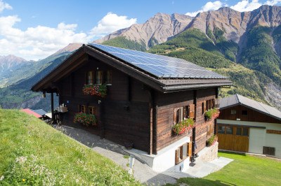 Photovoltaik-Module auf schönem Alpenhaus